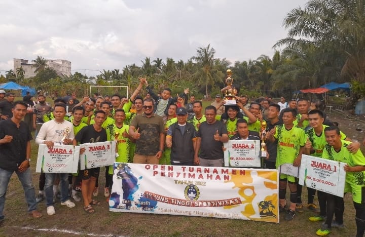 Didampingi Ketua DPC PKB Inhil, H. Dani M Nursalam Tutup Turnamen Sepak Bola Penyimahan Cup